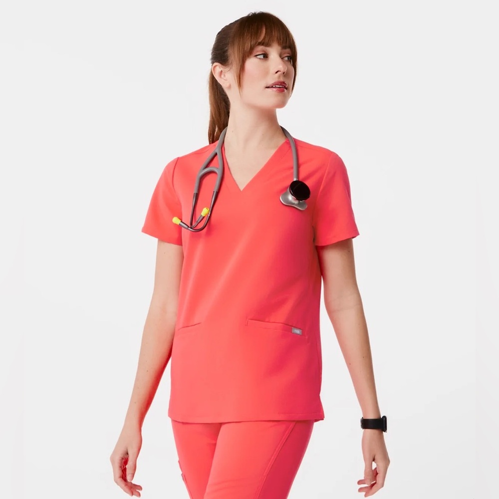 FIGS Fiery Coral Casma Three Pocket Scrub Top Women’s Small